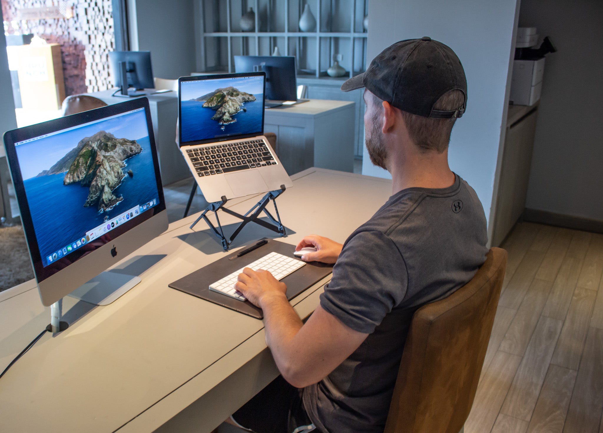 Cargar video: Nexstand™ K1 in use in a modern workspace.